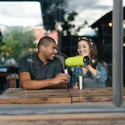 Klean Kanteen Insulated TK Wide With Café Cap 946ml - Black 6 Klean Kanteen Insulated TK Wide With Café Cap 946ml - Black -Kampa Store K32TKWSSL JP bottle brewery pouring lifestyle 1