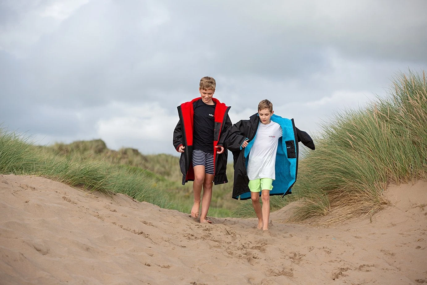 Dryrobe Advance Kids Long Sleeve BLACK BLUE - RECYCLED 3 Dryrobe Advance Kids Long Sleeve BLACK BLUE - RECYCLED - Image 3